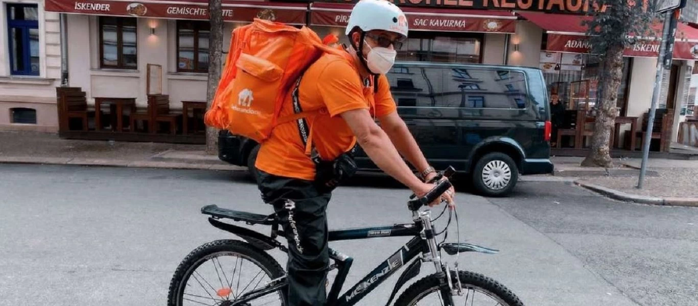 Πρώην υπουργός γλίτωσε από τους Ταλιμπάν και δουλεύει ως ντελιβεράς στην Γερμανία! (βίντεο)